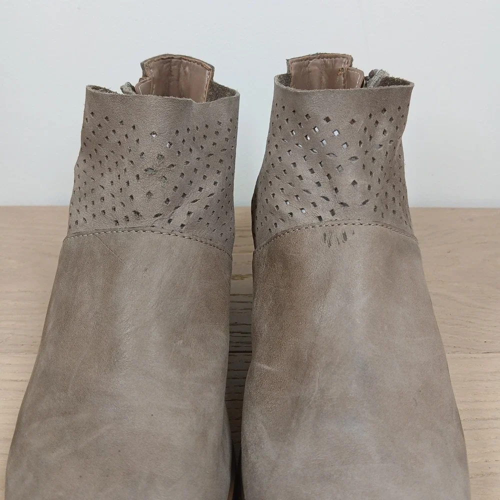 Hinge Ankle Boots Womens 7.5 Taupe Leather Perforated Zip Western Boho